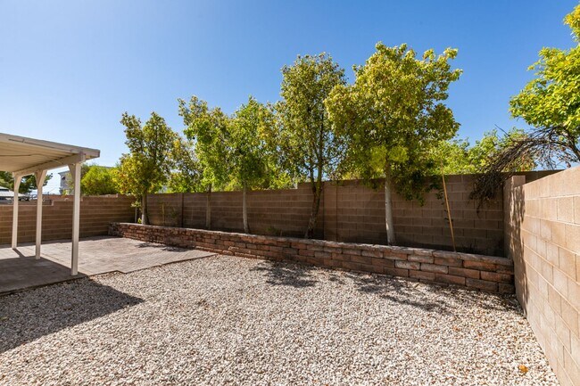 Building Photo - Beautifully updated 3-bedroom home offerin...