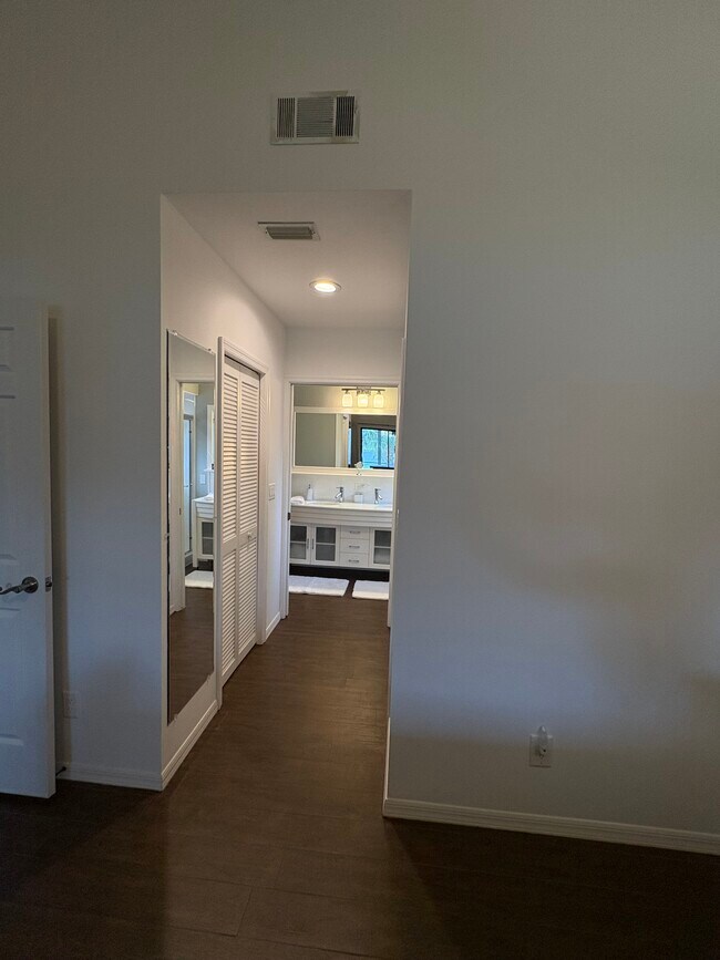 Building Photo - 1352 Monarch Cir