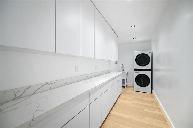 Building Photo - 5220 N 31st Pl