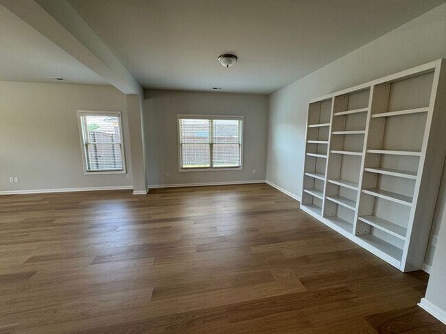 Building Photo - Spacious home with a fence, in PRIME location with a move in special