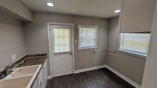 Building Photo - Cozy 2-Bedroom Home with Hardwood Floors & Spacious Yard