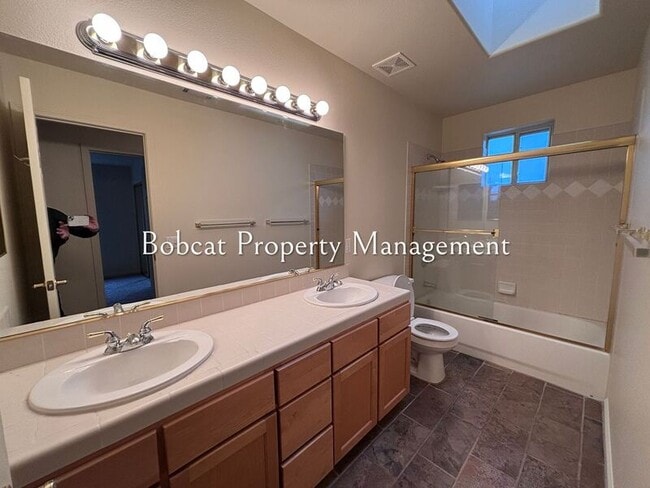 Building Photo - 1054 Camellia Ct