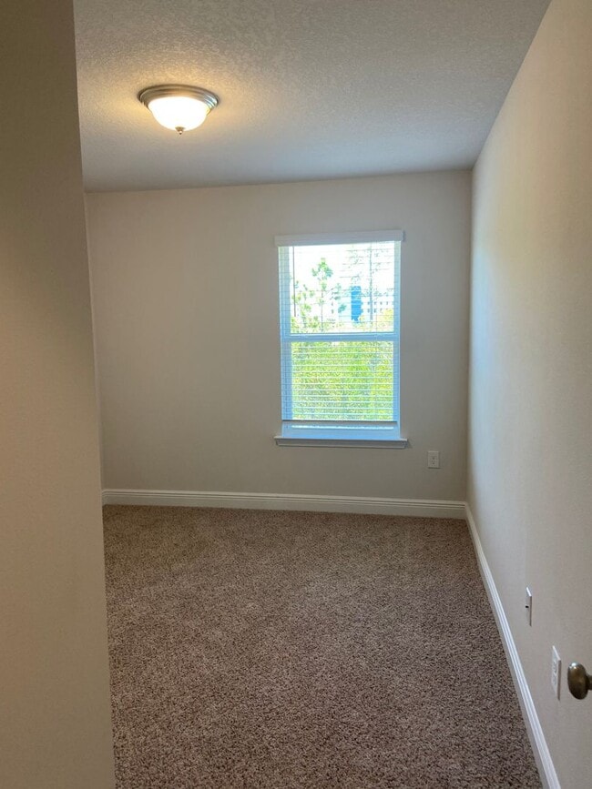 Building Photo - COMMUNITY POOL! Close to Navy base, beach,...