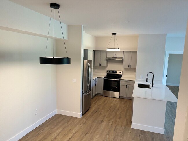 Building Photo - Fully Updated Ground floor 2/2 Condo with ...