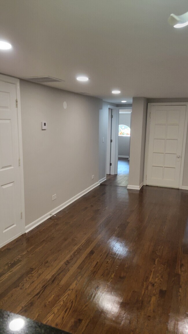 Building Photo - 5749 N Talman Ave