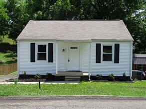 Building Photo - 2 Bedroom 1 Bathroom in South Knoxville