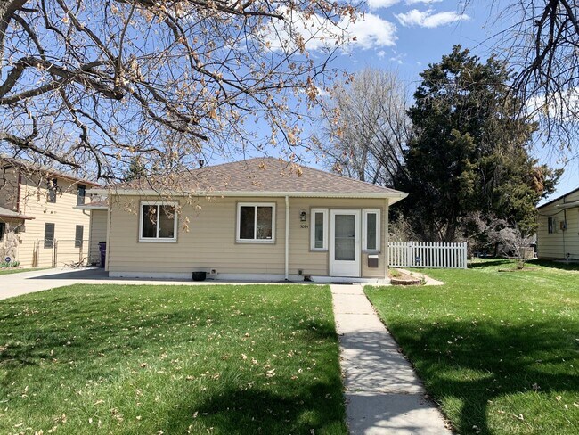 Building Photo - Evolve Real Estate: Available 6/6/2026! Quaint 3 Bedroom Ranch with Huge Yard in University Hills...