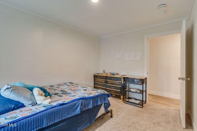 Building Photo - Very nice home located less than 5 minutes...