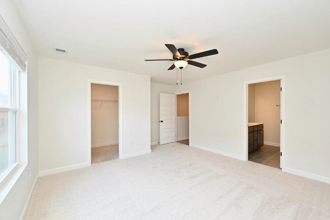 Building Photo - Like-New Modern Townhome Near Dining, Shopping, Trails & Old Hickory Lake