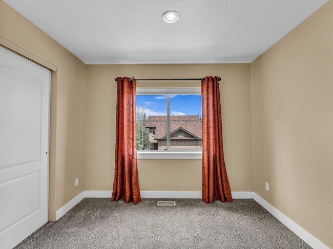Building Photo - End-Unit Townhome in Cove Canyon