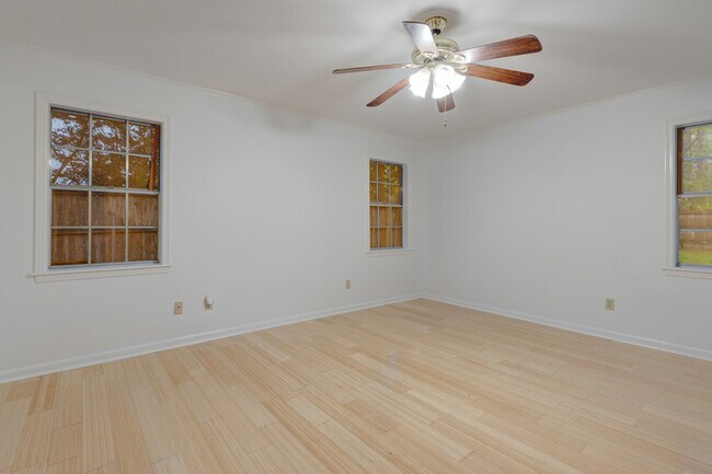 Building Photo - 225 Aurore Ave