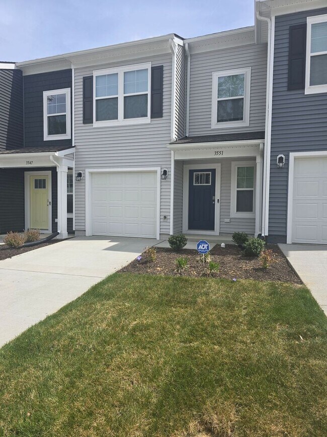 Building Photo - BRAND NEW 3 BEDROOM TOWNHOUSE IN PRINCE GEORGE