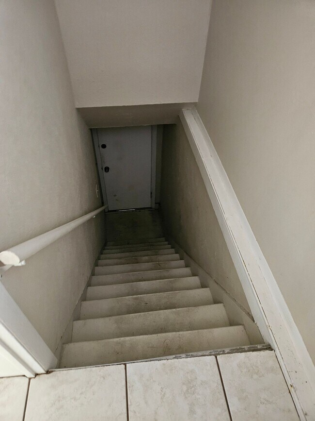 Building Photo - Top Floor Renovated 1 Bed/1 Bath Apartment in Victorian 4-Plex