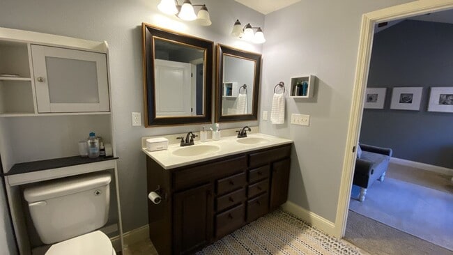 Building Photo - Gorgeous 3 Bedroom, 2 Bathroom Home in Woodridge Estates