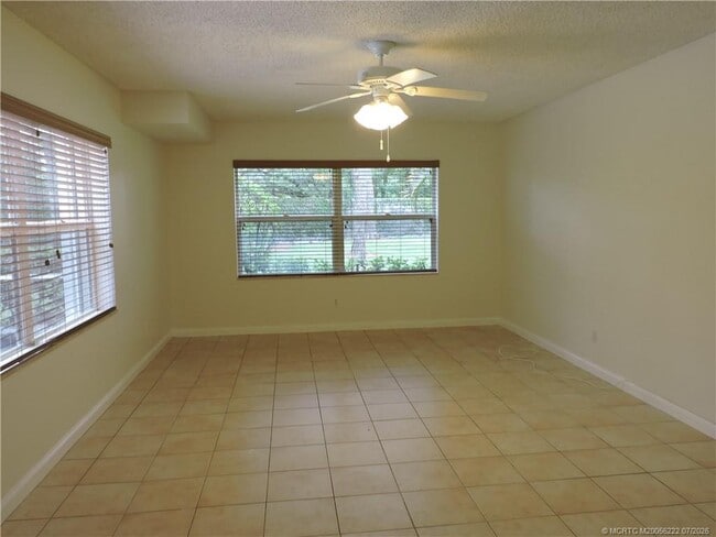 Building Photo - 2865 SW Lakemont Pl