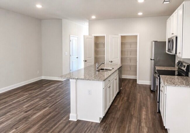 Building Photo - 404 Oakwood Dr NW