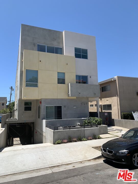 Primary Photo - 1721 Granville Ave