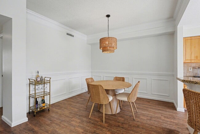 Building Photo - 2044 Alta Meadows Ln