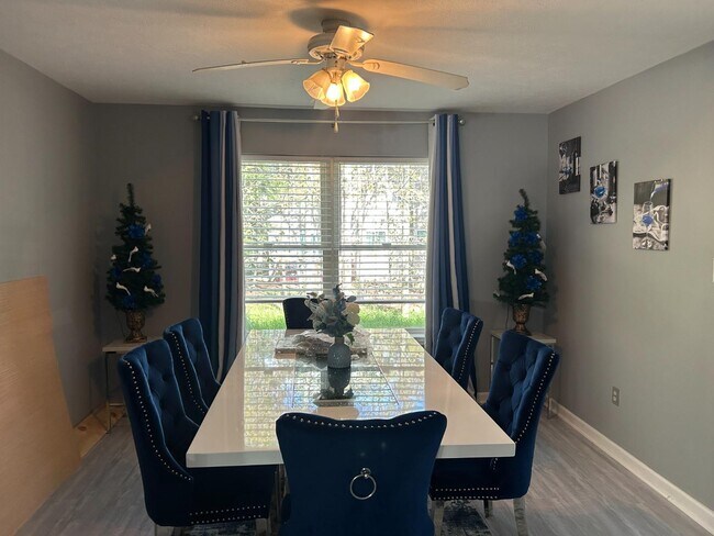 Building Photo - 9221 Westwood Dr