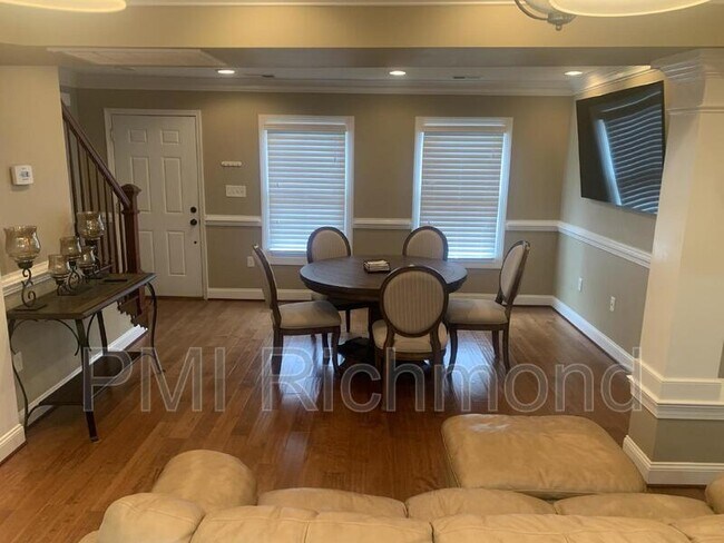 Building Photo - 2106 Cedar St