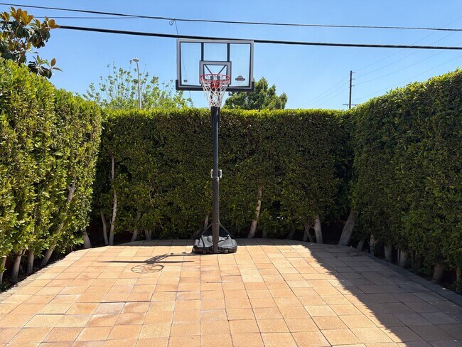 Building Photo - Spectacular-Remodeled 4-Bedroom Home with Pool, Spa, + 600 sqft Bonus Space in lovely Sylmar neig...