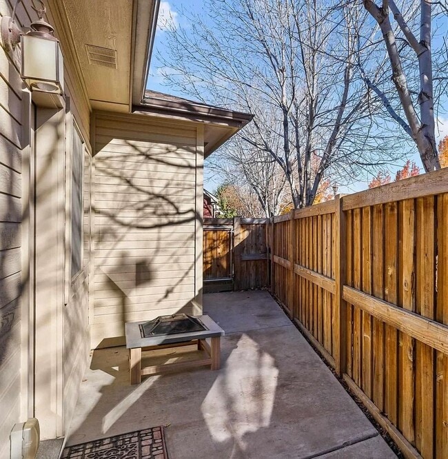 Building Photo - The perfect 2 bed/2bath with office patio home in the beautiful Hazelwood community just off Lake...