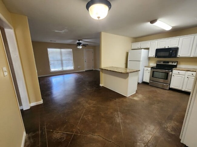 Building Photo - 9 Wilma Ln