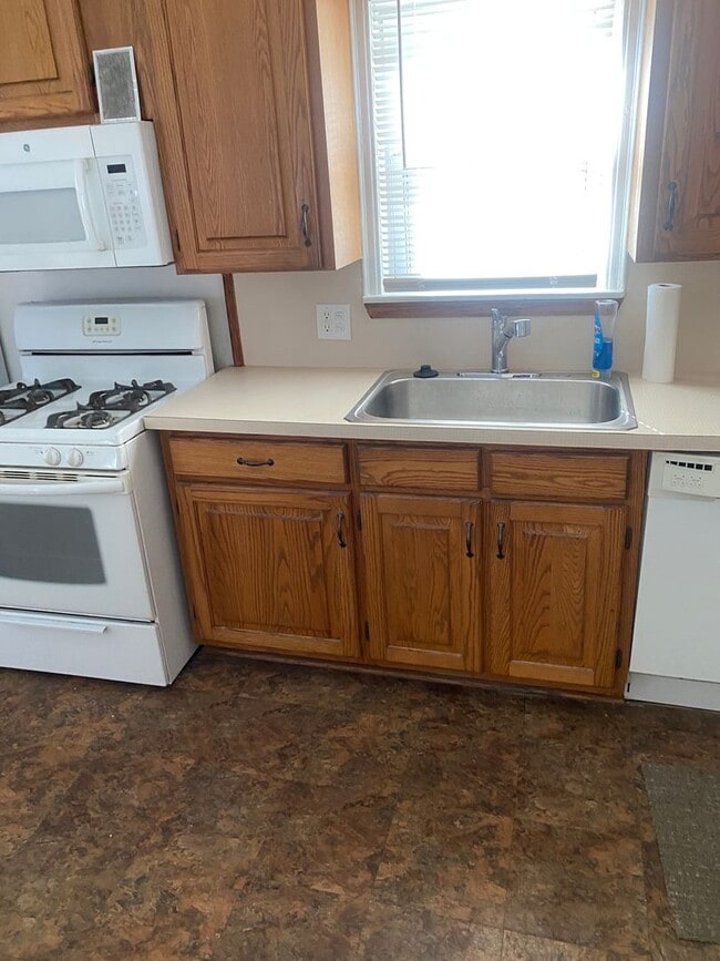 Building Photo - 3 bedroom 2 bath bungalow with basement and garage in Wayne