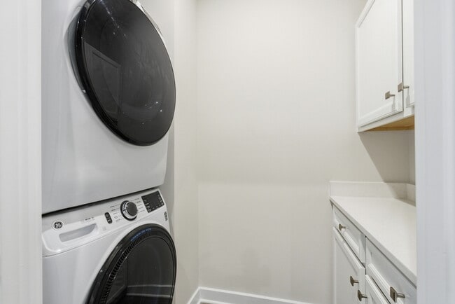 Building Photo - 2528 -B Verona Pl