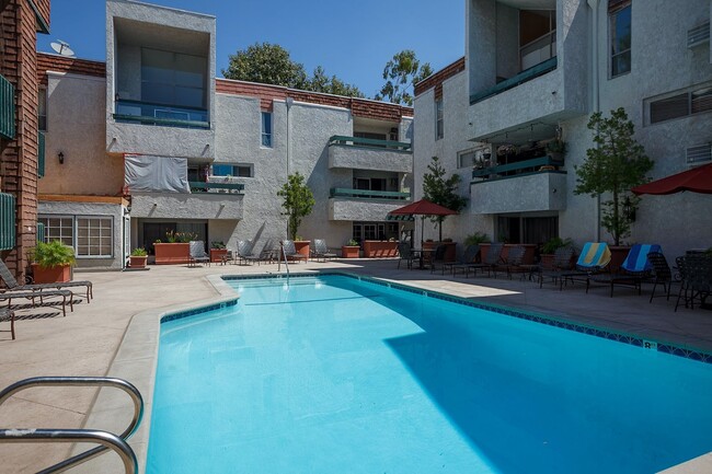 Building Photo - Newly Renovated 2 Bed + 2 Bath Condo in Pr...