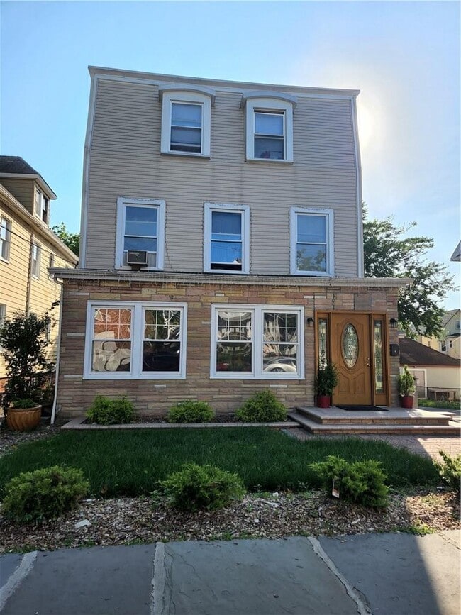 Primary Photo - 136 S Tenth Ave