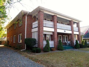 Building Photo - First Floor Apartment in the heart of West Asheville