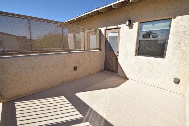 Building Photo - Modern 3 Bed 3 Bath - Less than 1 Mile to University of Arizona