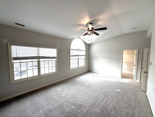 Building Photo - 512 S Grand Ave