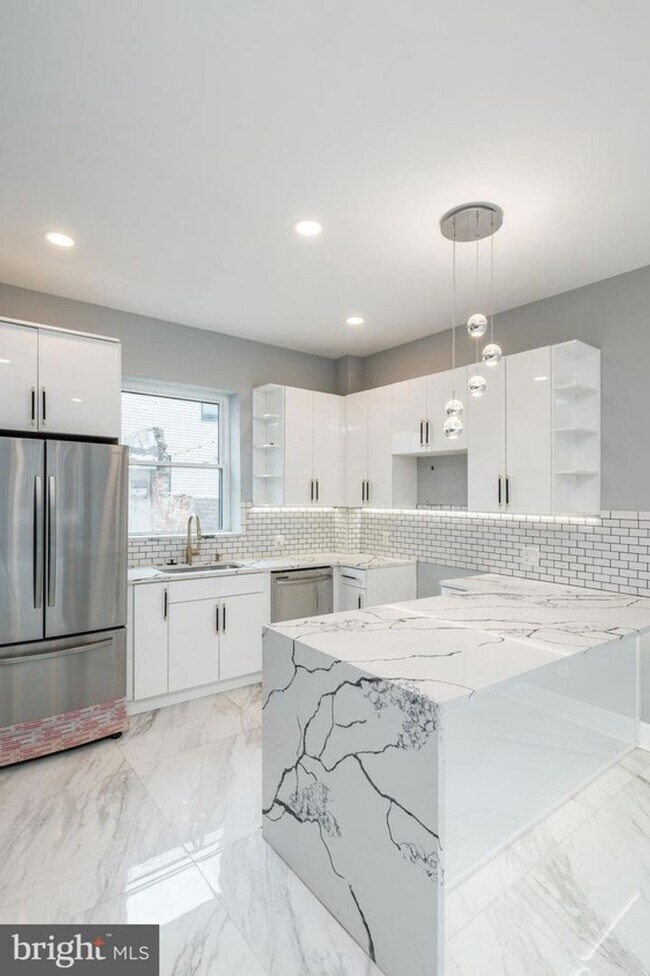 Building Photo - Breathtaking House for Rent wt Roof Deck