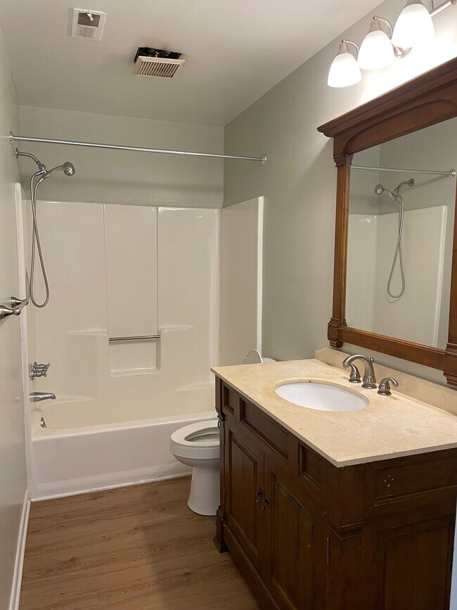 Building Photo - 310 Fox Run