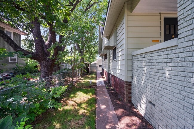 Building Photo - 631 SW Lindenwood Ave