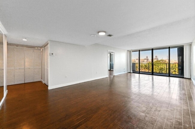 Building Photo - 5600 N Flagler Dr