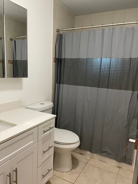 Downstairs bath - 509 Fisherman’s Trail