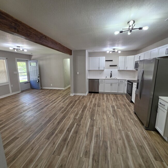 Building Photo - Beautiful 4 bedrooms and 2 full baths home located on E 113th St in Kansas City, MO