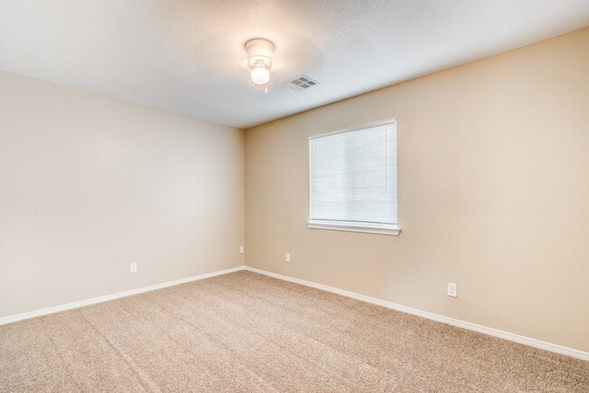 Building Photo - Gorgeous 4 Bedroom Home In Horizon with Refrigerated Air!