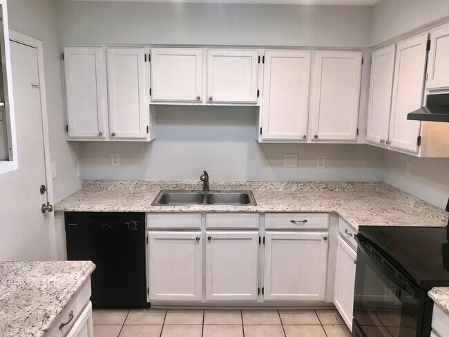 Building Photo - Coming Soon! Quaint Townhouse Located In T...