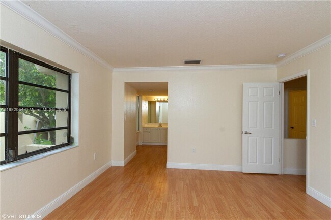 Building Photo - 10405 N Kendall Dr