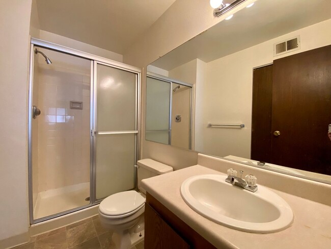 Building Photo - Charming 1 Bed 1 Bath Condo near Windsor L...