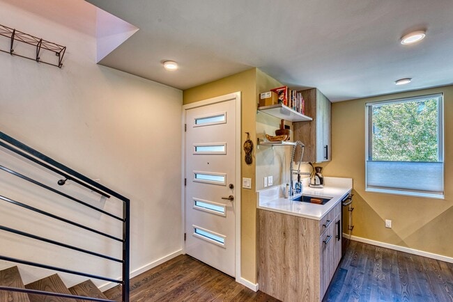 Building Photo - Fremont Townhome