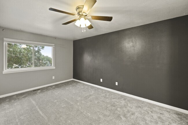Building Photo - 5647 Old Farm Cir E