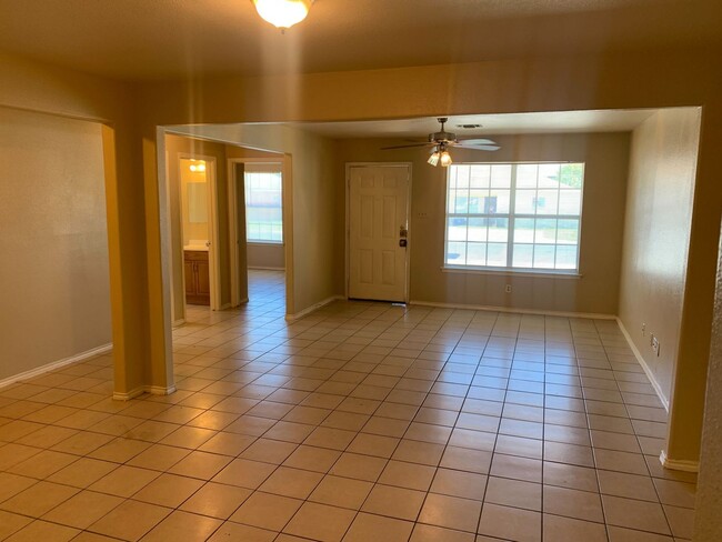 Building Photo - Charming 3-Bed, 2-Bath Home with Fenced Ya...