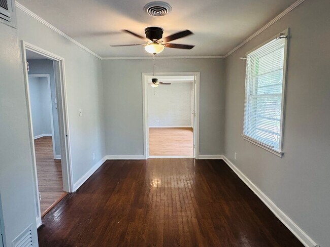 Building Photo - Spacious 3 Bedroom / 2 Bath Home – Designe...