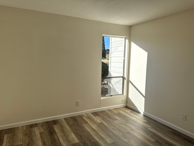 Building Photo - 1131 Tapadero Dr