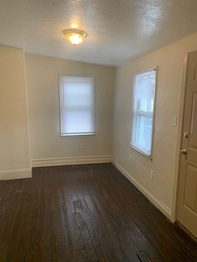 Building Photo - Semi-detached 3 bedroom 1 Bath House with Parking